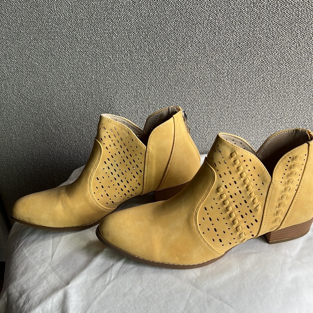 Sobeyo perforated block heel western bootie - butter yellow-size 10 - Picture 3 of 9
